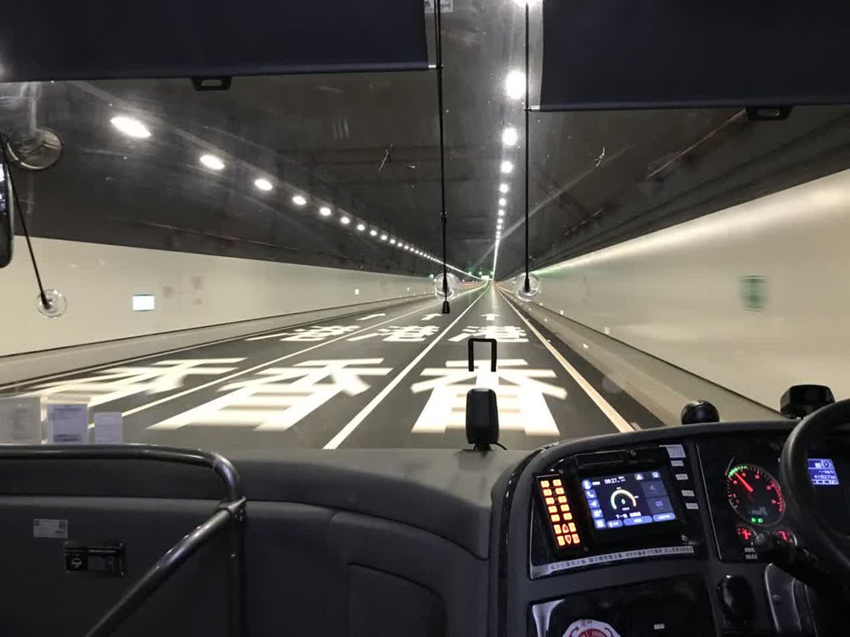 BartoszMichalak's tweet photo. Dwa tygodnie temu pierwszy raz jechałem nowo wybudowanym mostem łączącym Hong Kong–Zhuhai–Macau Bridge (HZMB). Całość ma 55 km długości i tworzą ją 3 mosty, tunel oraz 4 sztuczne wyspy.
#SocialQueenCom ##HongKong ##Macau ##PLHK https://t.co/DrE7NDwDHr