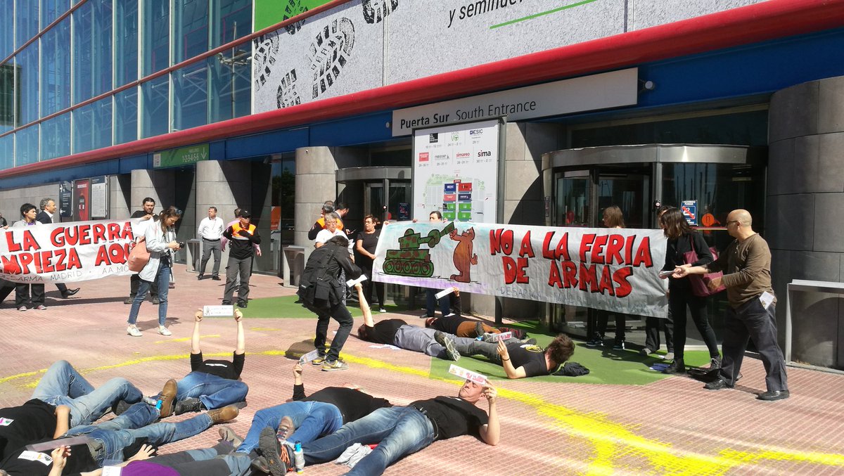 DesarmaMadrid's tweet image. Unos 20 activistas de Desarma Madrid despliegan en IFEMA una gran pancarta contra la Feria de Armas y otros se encadenan por los pies, hay una identificación y otras 9 retenidas. #NoaFEINDEF
#LaGuerraEmpiezaAquí