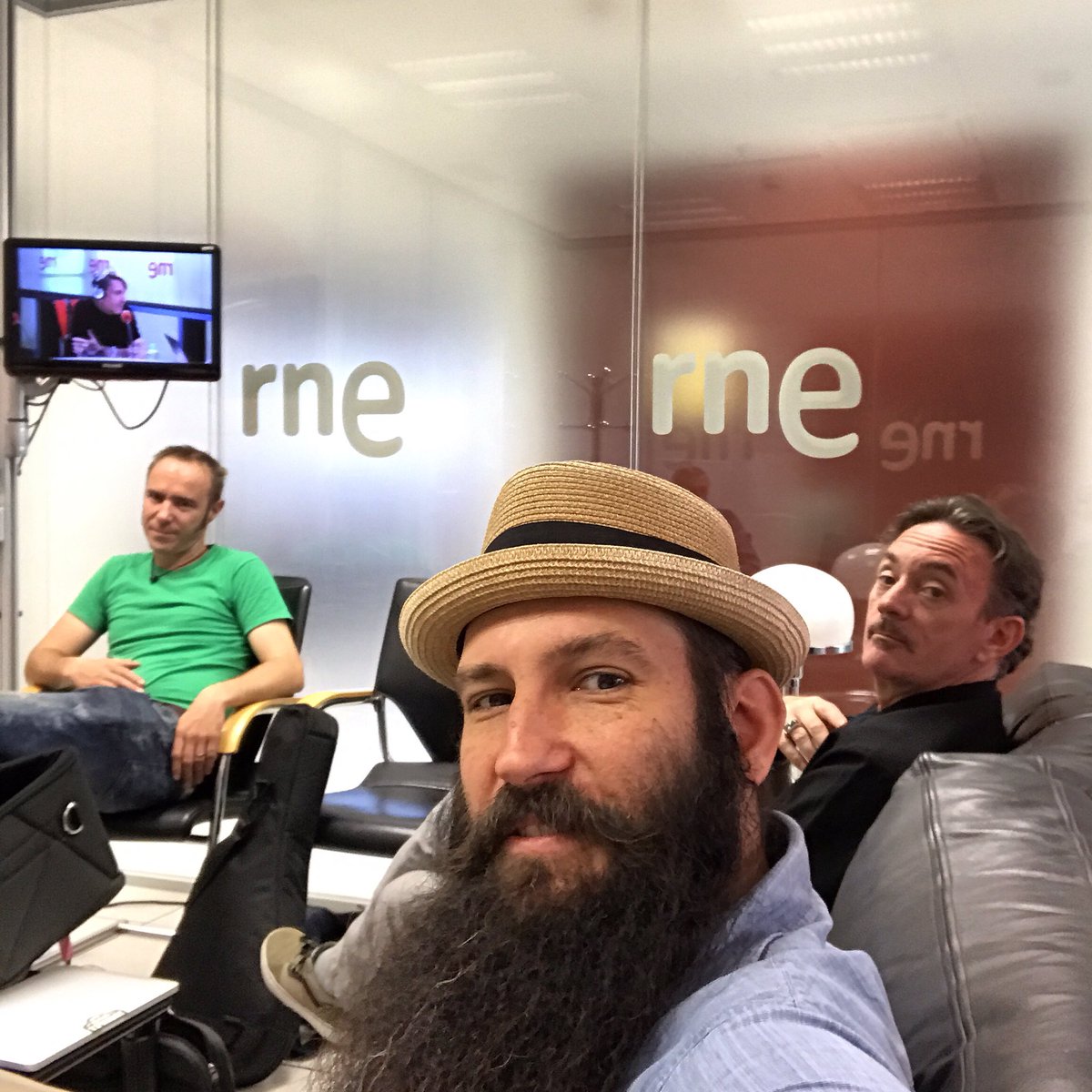 robbiekjones's tweet photo. Garrett, Robbie, y Howie en Radio Nacional a las 11:30 para presentar el festival de Americana Music Madrid del Teatro Fernan Gómez (DONDE TOCAMOS EL 8 JUNIO). @lasmananas_rne
#borninlove
#amm2019
#myrtle
#eartumpetlabs
#cajon https://t.co/oZBa9I0k2F
