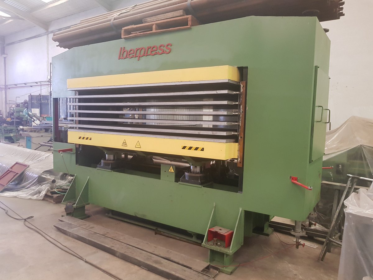 Prensa #DRESAN de 6 huecos. 4 Pistones de diámetro 160 mm. Medidas de los platos : 2600 x 1400 mm. Se encuentra en nuestras instalaciones y se puede visitar sin compromiso. #Maquinaria #MaquinariaMadera #MaquinariaIndustrial #Prensas <a href="/Calmoterma/">Calmoterma S.L</a> ⚒️