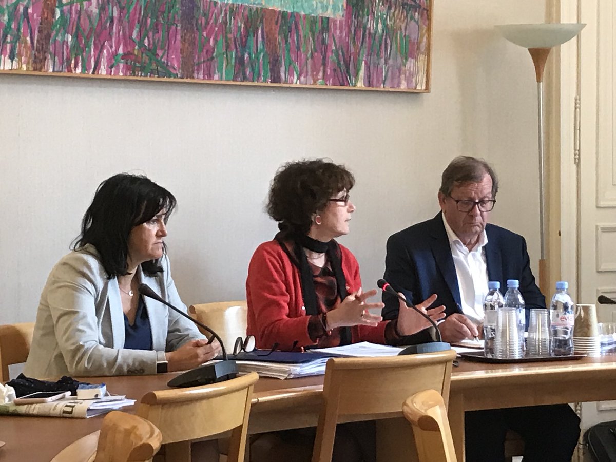 « Santé il y a urgence » 👉 On ferme des services, on ferme des lits, on ne donne pas les moyens aux personnels de santé de continuer! Nous allons combattre le projet de loi actuel et formuler d’autres alternatives mûries après 16 mois de #TourdeFrancedeshôpitaux . ✊