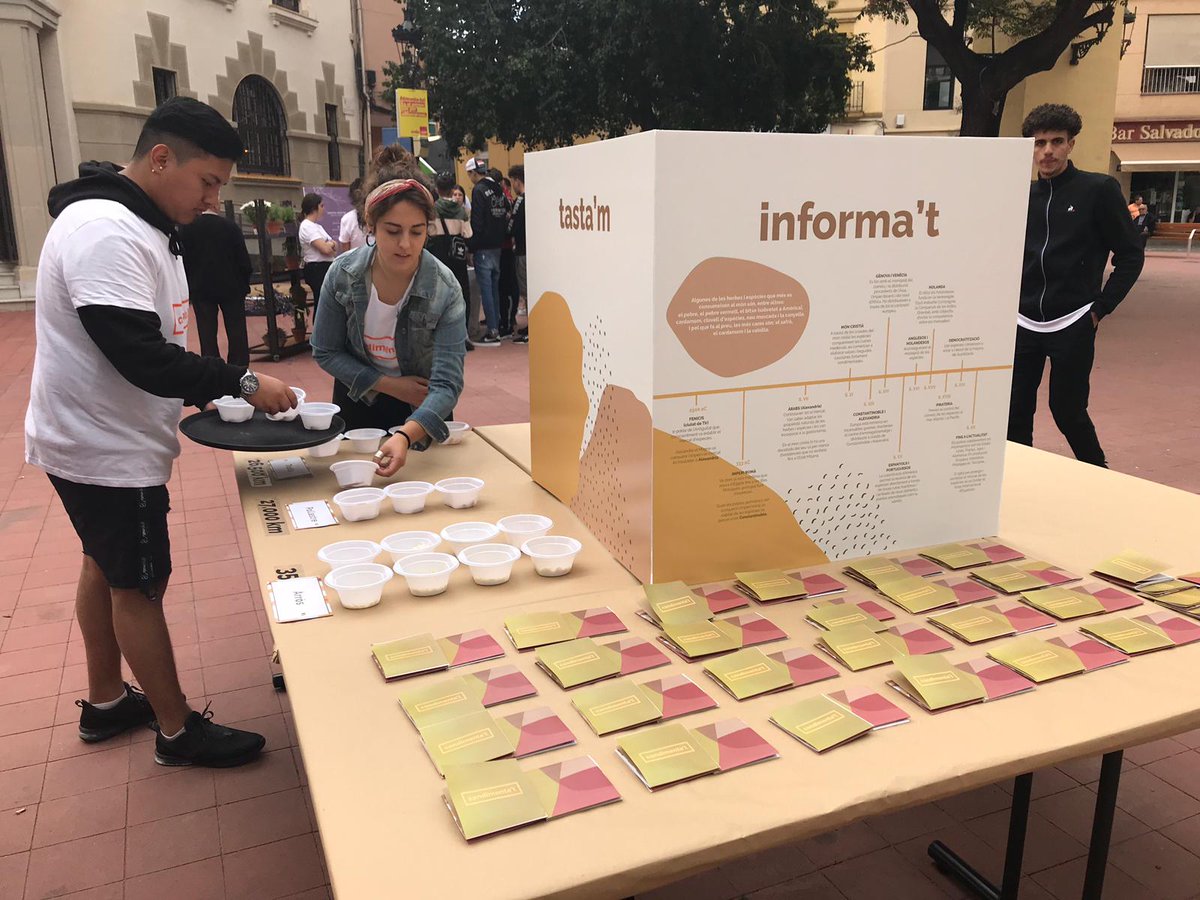 El_Llindar's tweet photo. Ahir els alumnes d'#ElRepartidor i @serraiabella varen presentar els resultats del projecte interdisciplinari que han estat desenvolupant les darreres setmanes amb el títol: CUINA i DISSENY. Ha estat un procés molt enriquidor i les resultats molt espectaculars. Bona feina! https://t.co/ciZ1yFHUjn