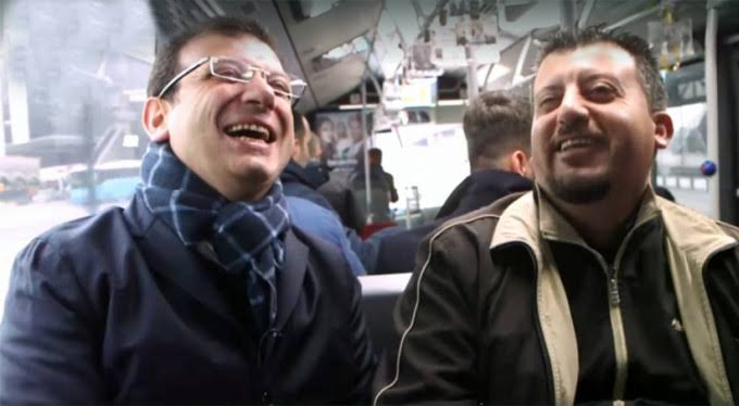 Ekrem İmamoğlu ve bir grup chp li oturarak gittiği metrobüste ayakta kalan hamile,yaşlı ve gazilerle böyle alay etti.

#AnlamadanDinlemeden