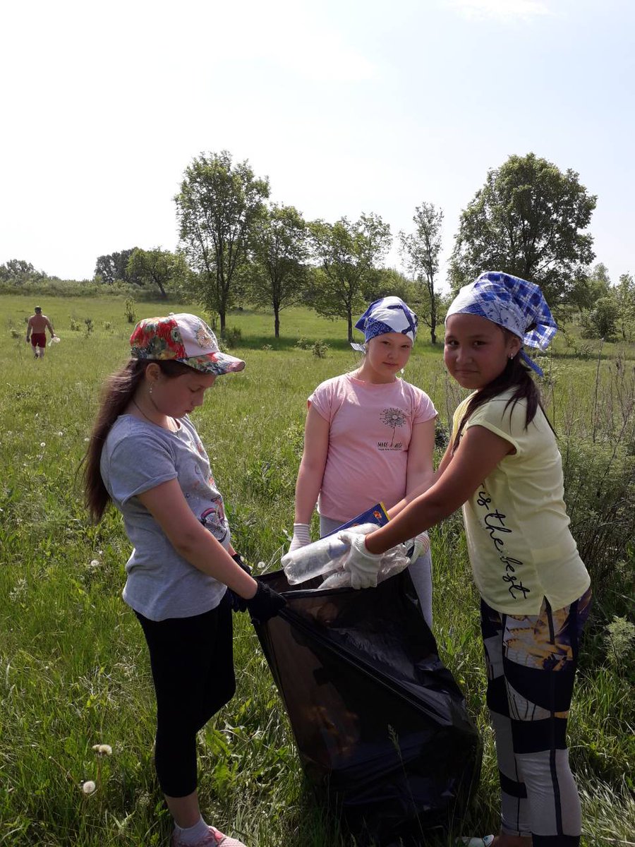 Выпускники нач.школы ГБОУ СОШ п. Черновский 4а класс (кл.руководитель Солодовникова Т.Д.) 29 мая провели экологическую акцию "Наше чистое песчаное озеро"