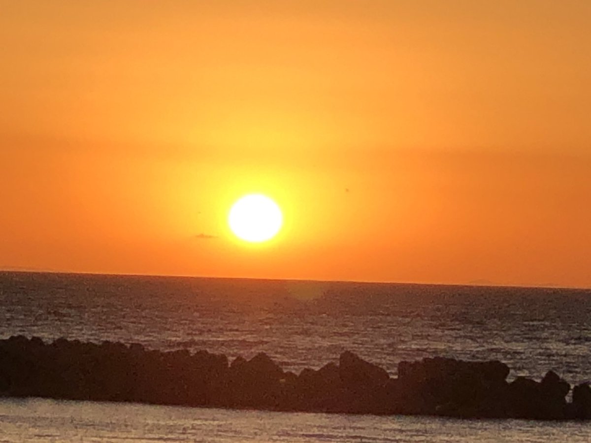 川崎で、とても悲しい事件がありました。
亡くなられた方々のご冥福をこころよりお祈り申し上げます。

沈む夕陽を見ながら、波の音を聞けば、平穏無事のありがたさが身にしみます。

あんな事件が二度と起きないように、そして、こころに傷を負われた子どもたちの為にも、平和な世の中であってほしい