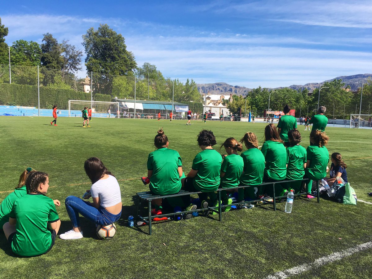 UDAntequeraFem's tweet photo. ¡Hola! Queremos enseñaros algunas fotos del último entrenamiento del infantil 🥺 

En el cual jugaron contra el grupo de jugadoras filipinas que visitaron #Antequera 

¡Que bonitas son estas convivencias! 😍

📸 Viernes, 24Mayo https://t.co/sslSwPHdYS