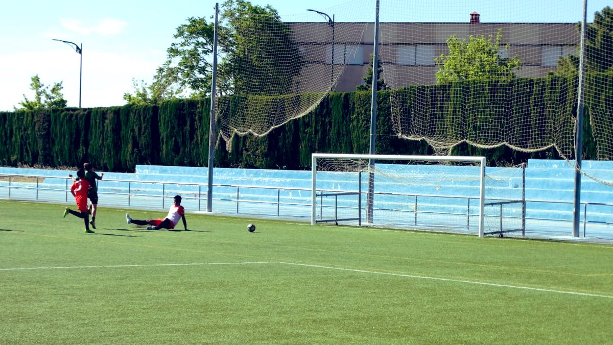UDAntequeraFem's tweet photo. ¡Hola! Queremos enseñaros algunas fotos del último entrenamiento del infantil 🥺 

En el cual jugaron contra el grupo de jugadoras filipinas que visitaron #Antequera 

¡Que bonitas son estas convivencias! 😍

📸 Viernes, 24Mayo https://t.co/sslSwPHdYS
