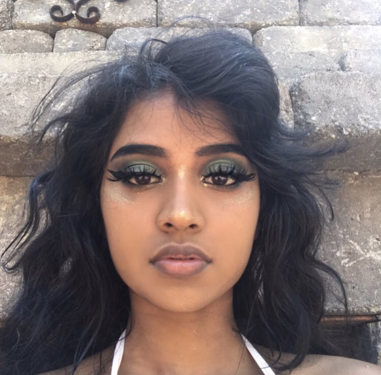 oopSaraah's tweet photo. tehe pool party😼 https://t.co/ggMUPwJFl3