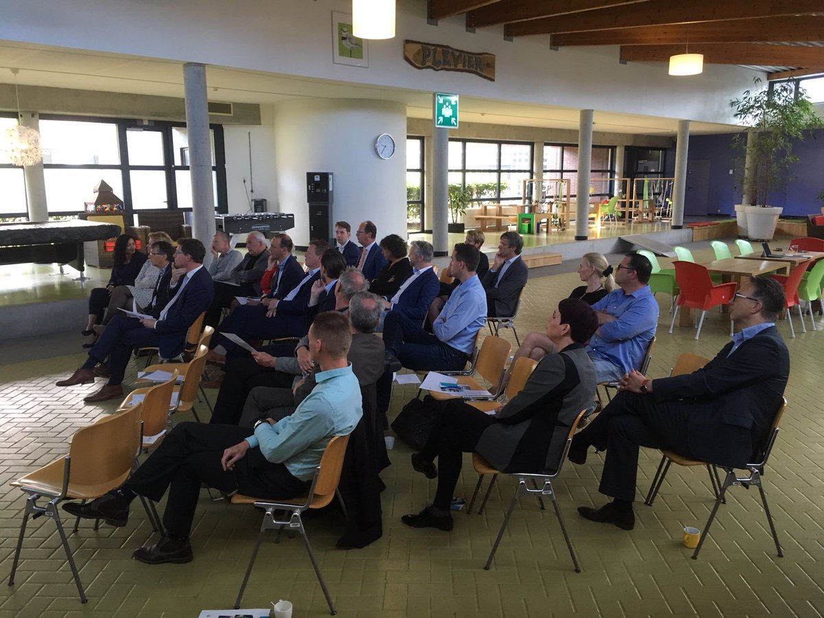 Vandaag zijn 18 wethouders Jeugd uit Drenthe en Groningen op bezoek geweest. We hebben verteld over JeugdzorgPlus en onderwijs en daarna een rondleiding gegeven. linkedin.com/company/457878…