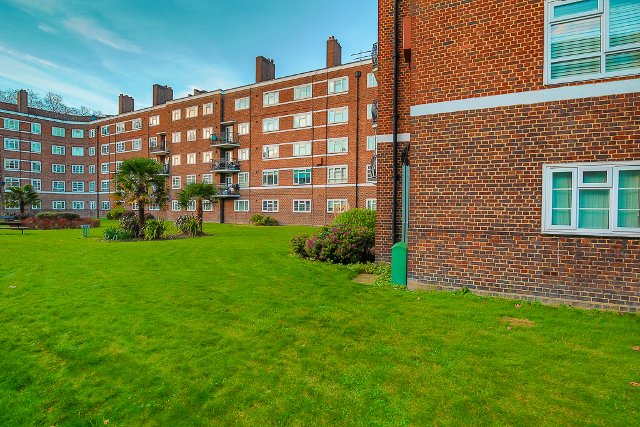 So have you tended to dismiss London as a place to invest because it is too pricey? And the yields don't do it for you?
Off-market, 7% gross, 5.25% net yield in Zone 1 London for under £500k?
Is that interesting?
So could it be time to think again? Message me if so.