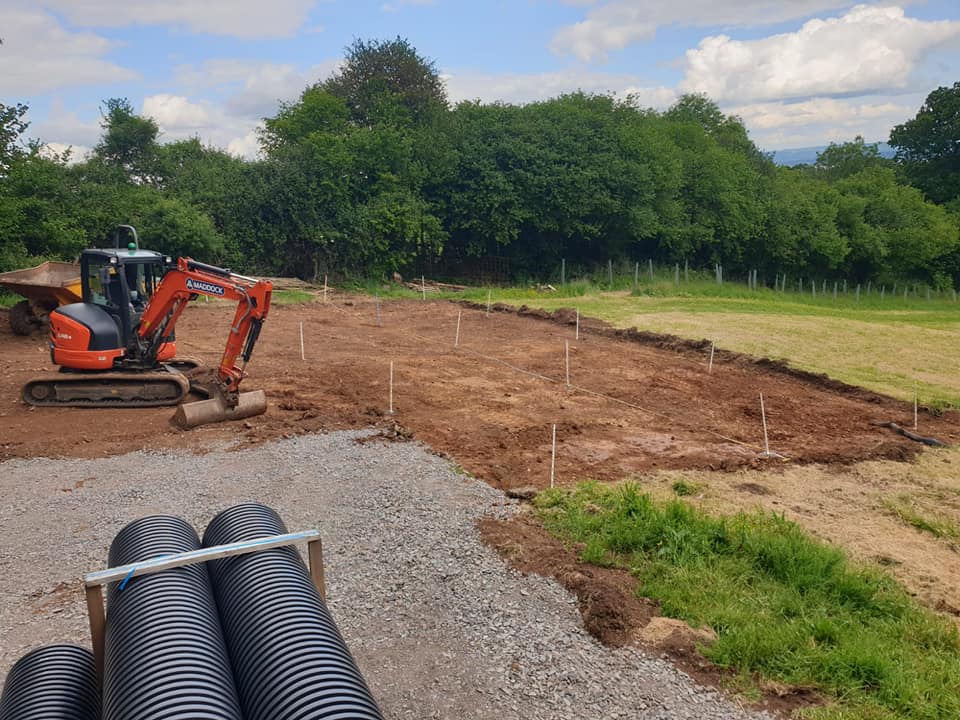 ResilientWood's tweet photo. Our new roundwood frame wood processing barn, made using local sustainable timber &amp; traditional skills, slowly taking shape.  Its def going to have stunning views from wonderful remote woodland setting.  Who do we know who might do a #bigcookoff to open in Sept/Oct? @samandshauna https://t.co/kNeWsdfPn3