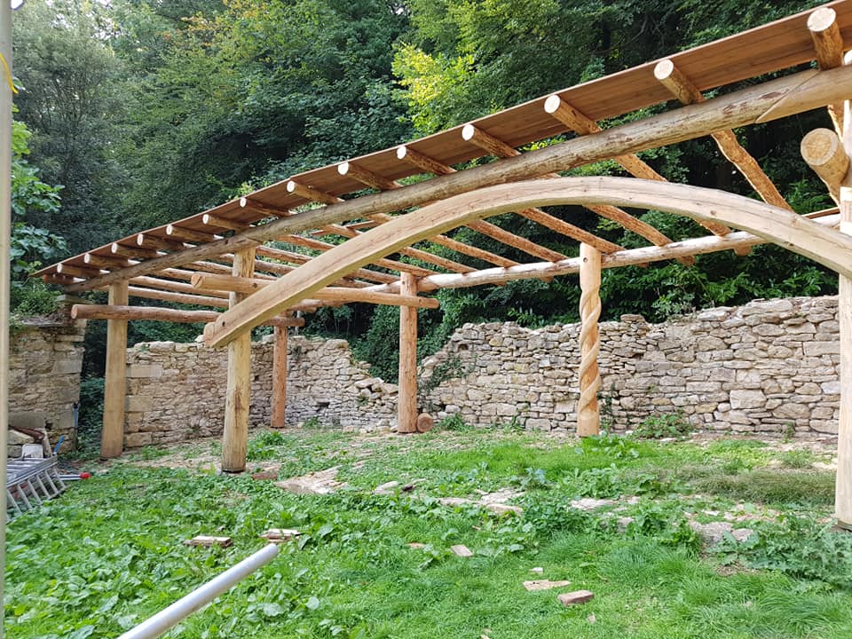 ResilientWood's tweet photo. Our new roundwood frame wood processing barn, made using local sustainable timber &amp; traditional skills, slowly taking shape.  Its def going to have stunning views from wonderful remote woodland setting.  Who do we know who might do a #bigcookoff to open in Sept/Oct? @samandshauna https://t.co/kNeWsdfPn3