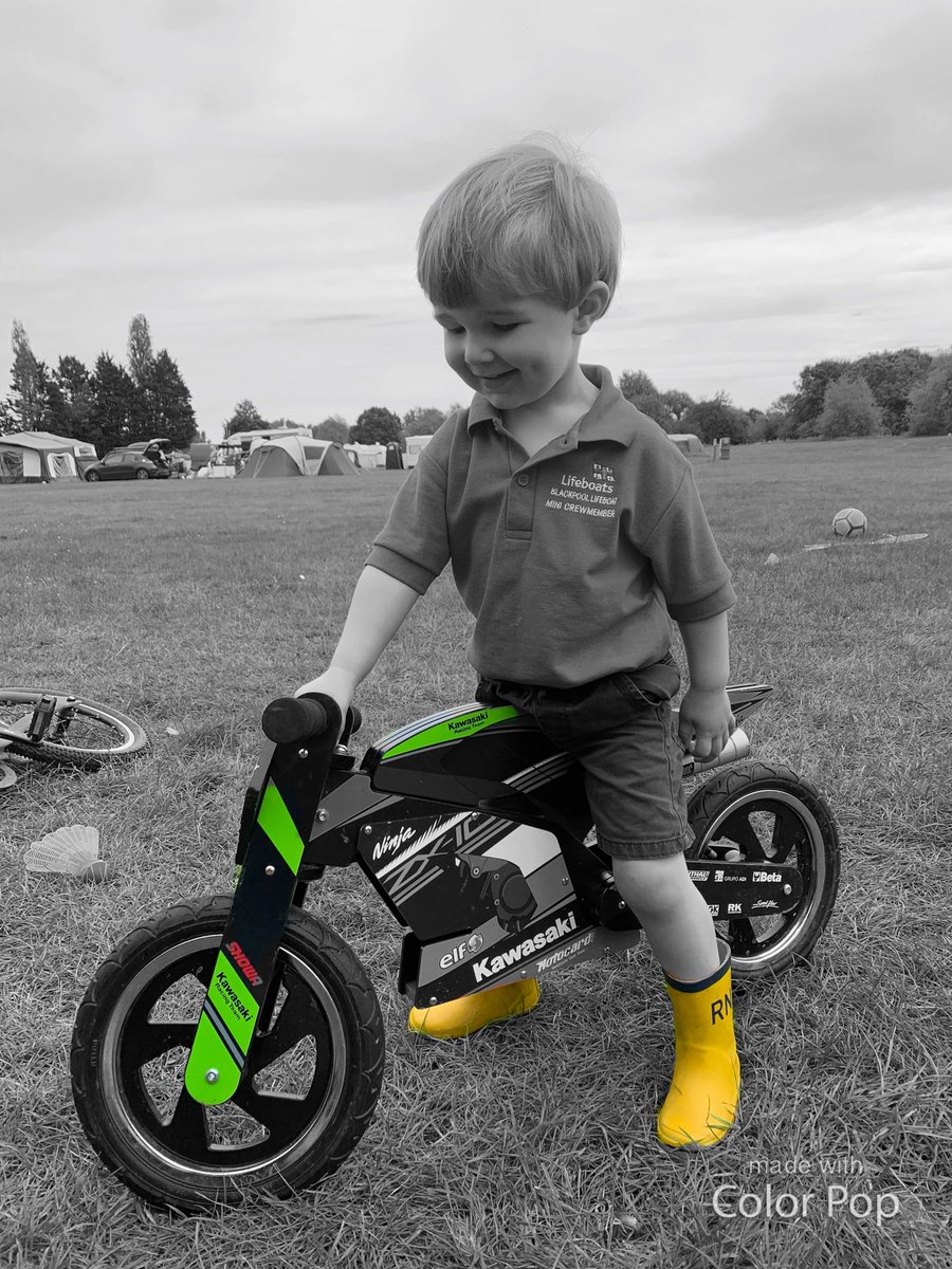 HLMel88's tweet photo. When Yellow Wellies and your Kawasaki are your life whatever the weather 👌🏼💙😍@Kawasaki_News @RNLI #minicrew #RNLIBlackpool #savinglivesatsea #lifeboatlife https://t.co/0e2hgDC9IQ