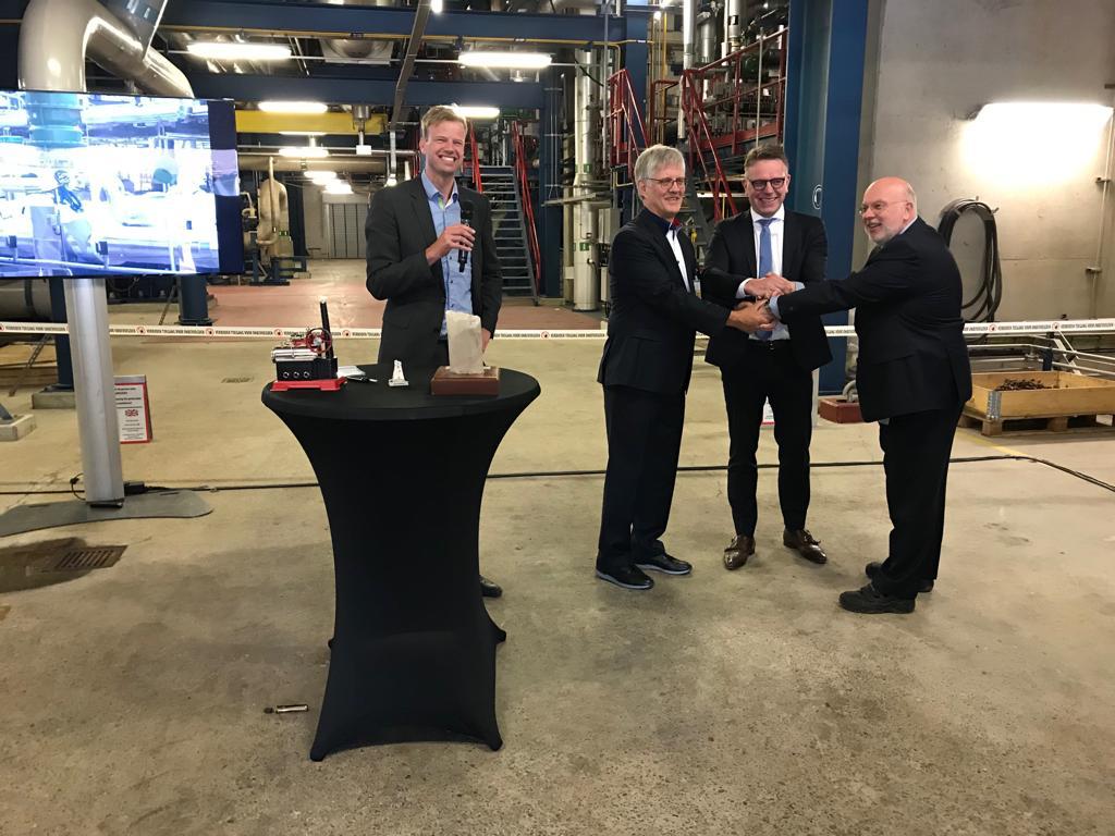 Vandaag is de opening van de #stoomleiding tussen #EEW en #Nouryon. De leiding is aangelegd door #GroningenSeaports. We zijn trots op dit innovatieve project!