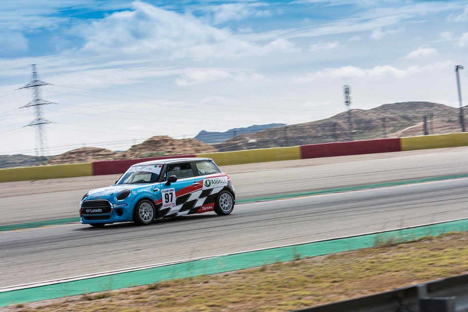 VLineOrg's tweet photo. El equipo #Lurauto, participó en @AragonMotorLand con 6 unidades #MiniCooper, coches que participarán en la #CopaMINI. El equipo irá sumando al equipo, más de las pequeñas monturas de la marca bávara. Un proyecto ambicioso del que hablaremos pronto con más detalles. #GTCER2019 https://t.co/fakuUVbSjv