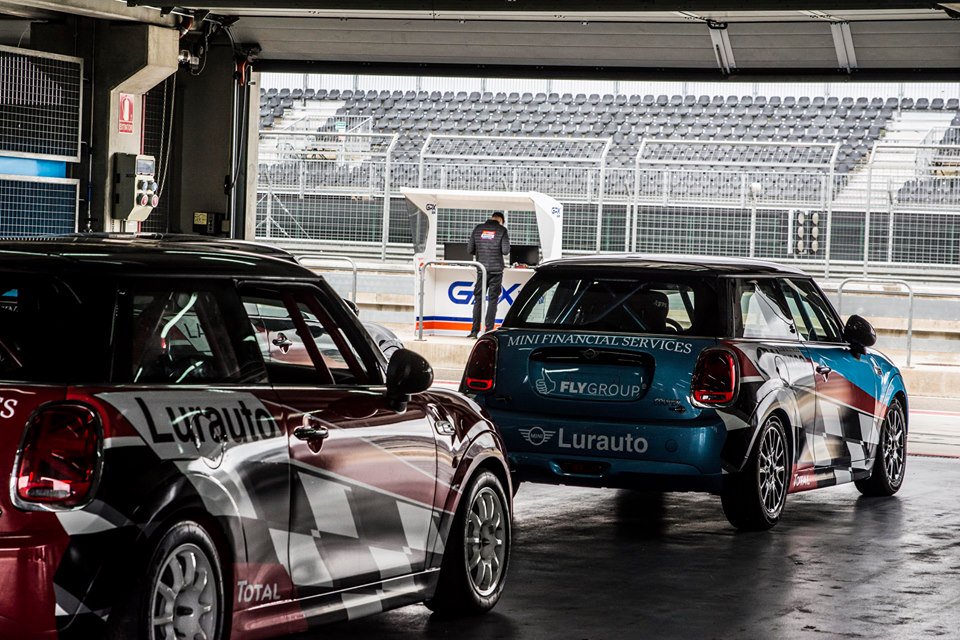 VLineOrg's tweet photo. El equipo #Lurauto, participó en @AragonMotorLand con 6 unidades #MiniCooper, coches que participarán en la #CopaMINI. El equipo irá sumando al equipo, más de las pequeñas monturas de la marca bávara. Un proyecto ambicioso del que hablaremos pronto con más detalles. #GTCER2019 https://t.co/fakuUVbSjv