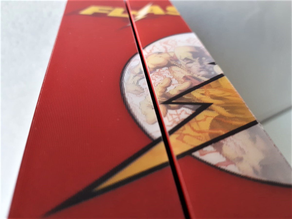 eccediciones's tweet photo. Cuando Barry Allen, #Flash, despierta, el mundo ha cambiado. En un #UniversoDC al borde de una guerra cataclísmica, la última esperanza es reunir a un grupo de improbables héroes.
#FlashpointXP vol. 2. Con portada, lomo y contraportada lenticulares: https://t.co/Mt3v3SOj1E https://t.co/t6IU2A9c5z