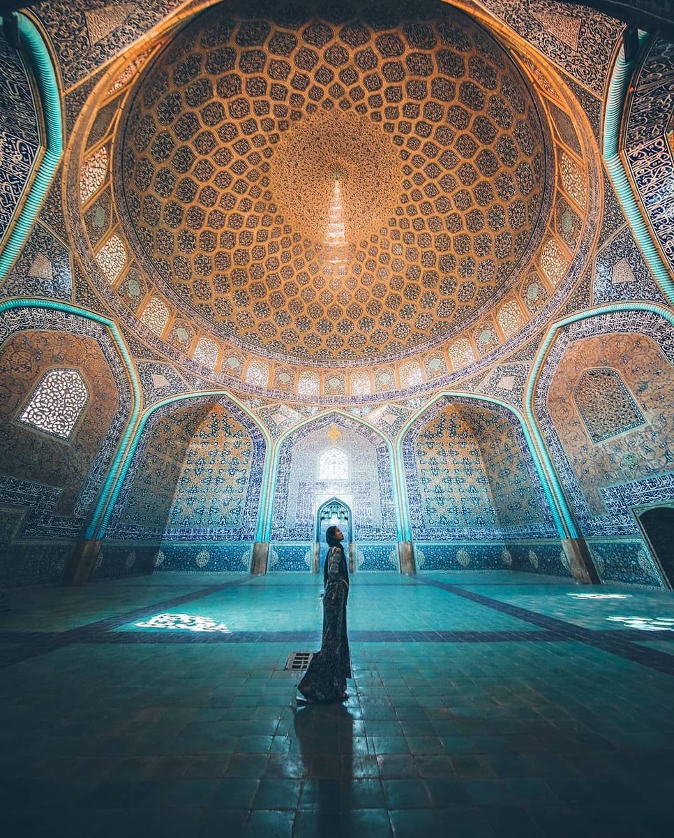 UmbertoArte's tweet photo. Arkadaşlar bakın burası Şeyh Lütfullah Cami. İran / Isfahan'da. Bu nasıl bir işçiliktir, bu nasıl bir matematiktir ya. Mümkünse bütün inançlardan sıyrılarak sadece mimariye bakın. Akıl işi değil, müthiş. #SheikhLotfollahMosque https://t.co/mwLNr56Gaz