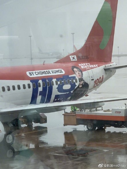 globaltimesnews's tweet photo. Chinese fans of #EXO member #SEHUN prepared a birthday gift for their idol, a real aircraft covered on both the outside and inside with photos of him. The ‘Oh Sehun Bar' Chinese members have arranged for the 'SEHUN Airplane' to stay decorated for 3 months: From May 27 to Aug 27. https://t.co/hSuzv6Lqy2