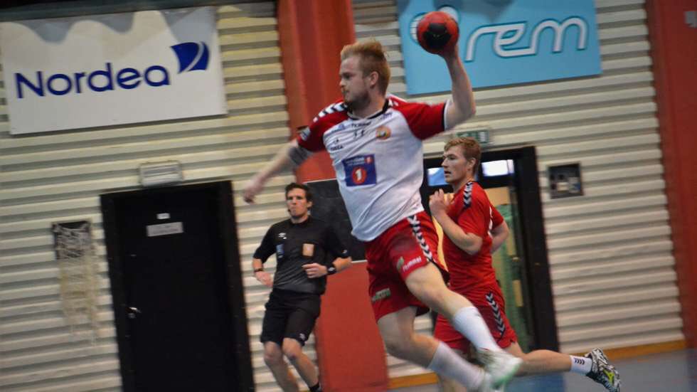 Vi har signert en ny spiller. Emil Raknes kommer fra Langevåg IL og har dei siste åra vært litt av å på bana. Ingen tvil om han er en klassespiller på sitt beste. Han er i troppen borte mot Ravn i dag. Emil spiller håndball for bergsøy også! Forza MSIL