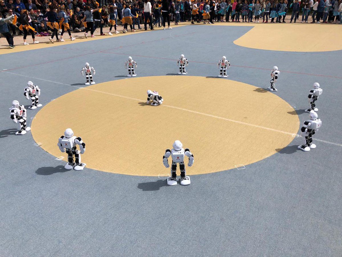 TIM_Enterprise's tweet photo. Queste le immagini della manifestazione “Non mi rifiuto” organizzata dall’Istituto comprensivo Alessandro Magno di Roma, che ha realizzato un percorso di avvicinamento al coding, al linguaggio computazionale con #microninja e #RobotTIM. 
https://t.co/pmlkjeglKE https://t.co/FI30bvbpFr