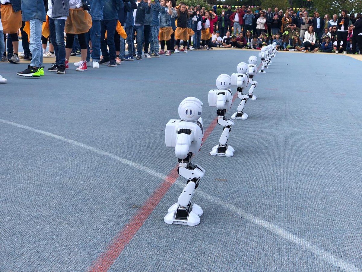 TIM_Enterprise's tweet photo. Queste le immagini della manifestazione “Non mi rifiuto” organizzata dall’Istituto comprensivo Alessandro Magno di Roma, che ha realizzato un percorso di avvicinamento al coding, al linguaggio computazionale con #microninja e #RobotTIM. 
https://t.co/pmlkjeglKE https://t.co/FI30bvbpFr