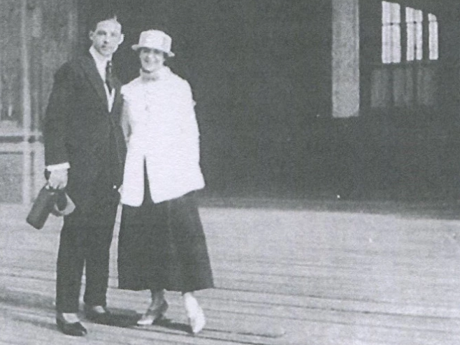 H__F__S__L__'s tweet photo. Long before he danced his way into film history, Rudy was an Exhibition Dancer, with Bonnie Glass. This is a snapshot of them somewhere in 1915. #Dance #Dancing #dancingboy #TheTeens #DanceMad #PreFameRudy #dancers #Performance #Vaudeville #DanceActs https://t.co/bHIoO5SMi6