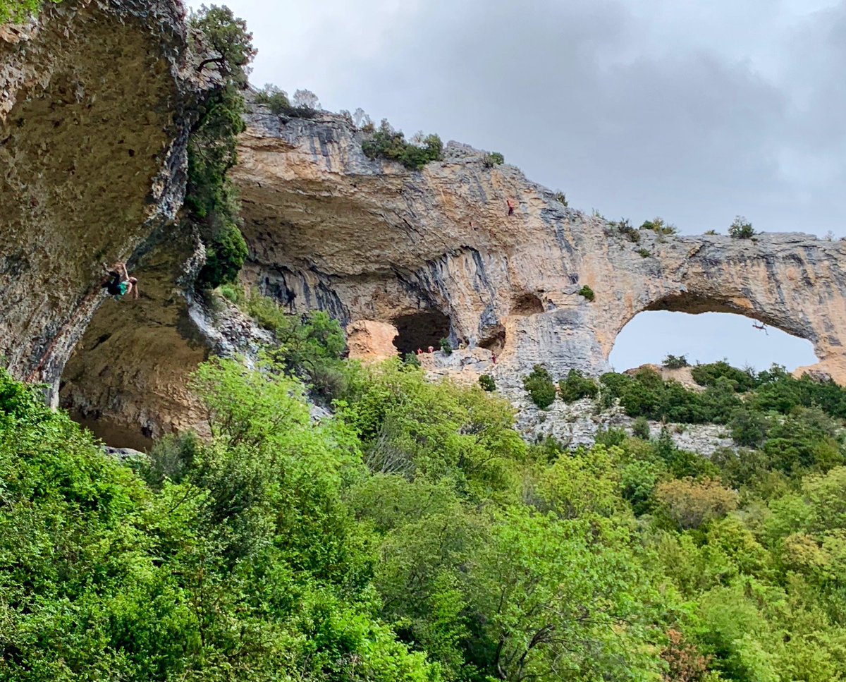 Rodellar -the dynamic, full body climbing style on steep tufas is kicking me back into shape!Each day my wrist feels better, I feel fitter+stronger+I get less scared to fall again.😊
📷by Tanya of <a href="/theaclimb/">Thea Cameron</a> cruising up Uno lleno de cerveza sin plomo (7b+). <a href="/Arcteryx/">Arc'teryx</a> <a href="/fivetenuk/">Five Ten</a>