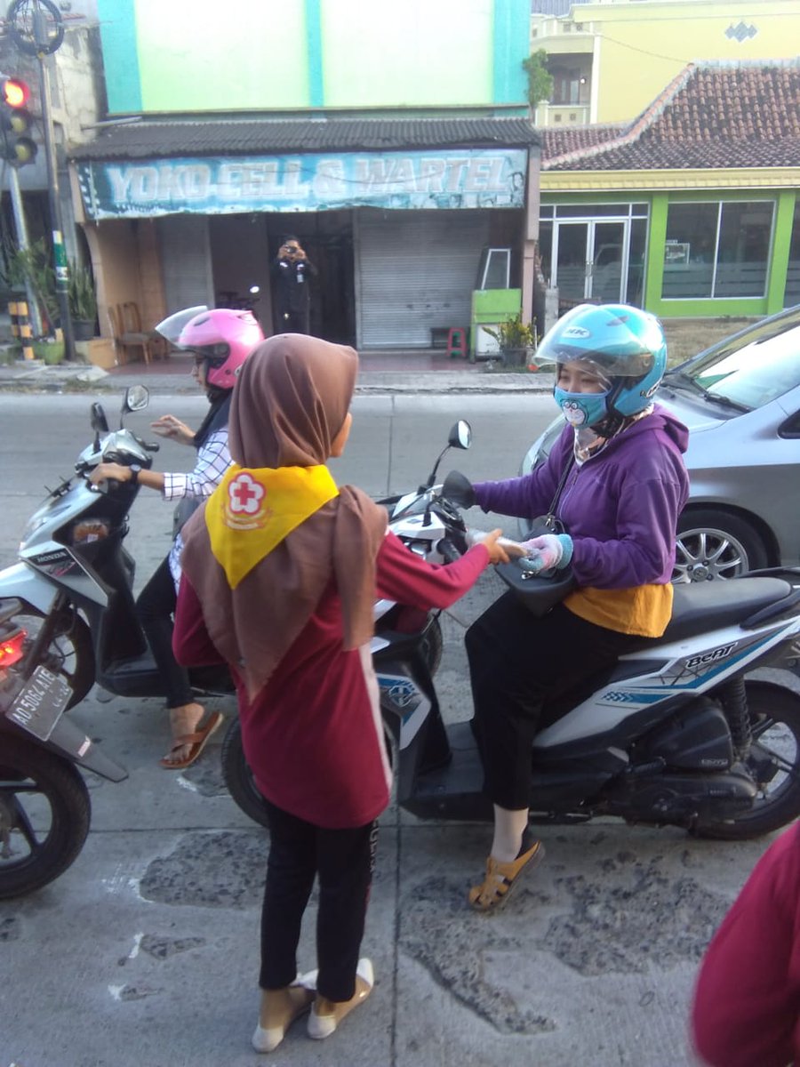 SragenPmi's tweet photo. Memupuk Kepedulian Pada Sesama di Bulan Ramadhan
Anggota FORPIS Sragen (Forum Remaja Palang Merah Indonesia) berbagi takjil di trafict light Pungkruk, Sidoharjo dan Sragen. (29/5/19)
#forpis
#Palangmerahindonesia
#palangmerahremaja https://t.co/27fDEXzUXv