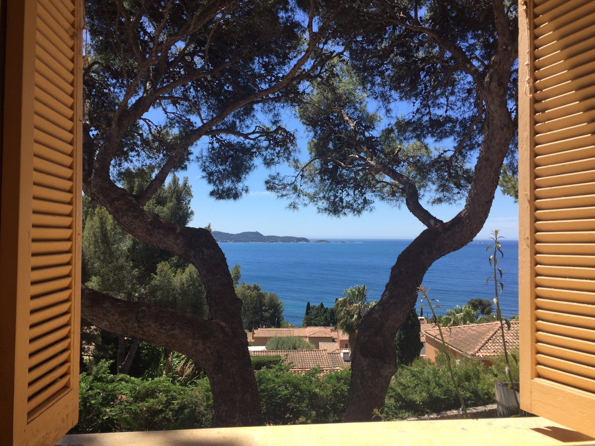 Anaislu8376's tweet photo. Toujours la même vue toujours aussi magnifique par tous temps, de jour comme de nuit. #provence #soleil #mer #bleu #sud #PACA #var https://t.co/pT8MqMLWw8