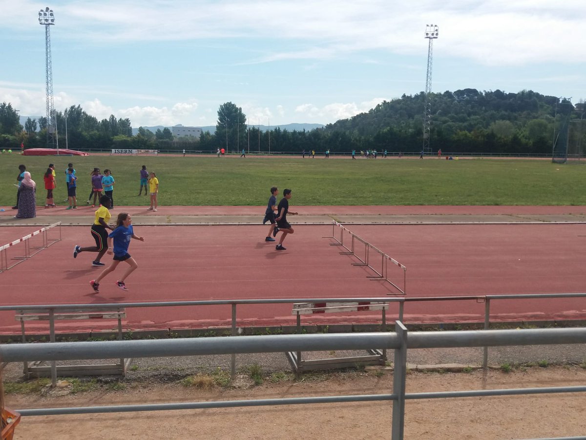 sagratcorvic's tweet photo. Els alumnes de 6è ja estan gaudint de les activitats esportives a l'Olímpivic! #sagratcorvic #scvep @vic_educacio https://t.co/1TketMleJh