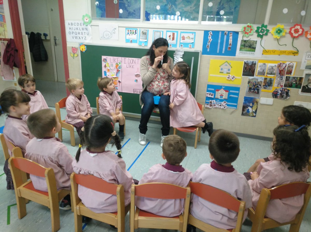 InfantilBllc's tweet photo. Avui hem après moltes coses sobre l'aigua i els elefants gràcies a la Marina i la seva mare que ens ho han explicat amb mímica! #p3infantilbllc #projecteaigua https://t.co/0Adt0LvpQQ