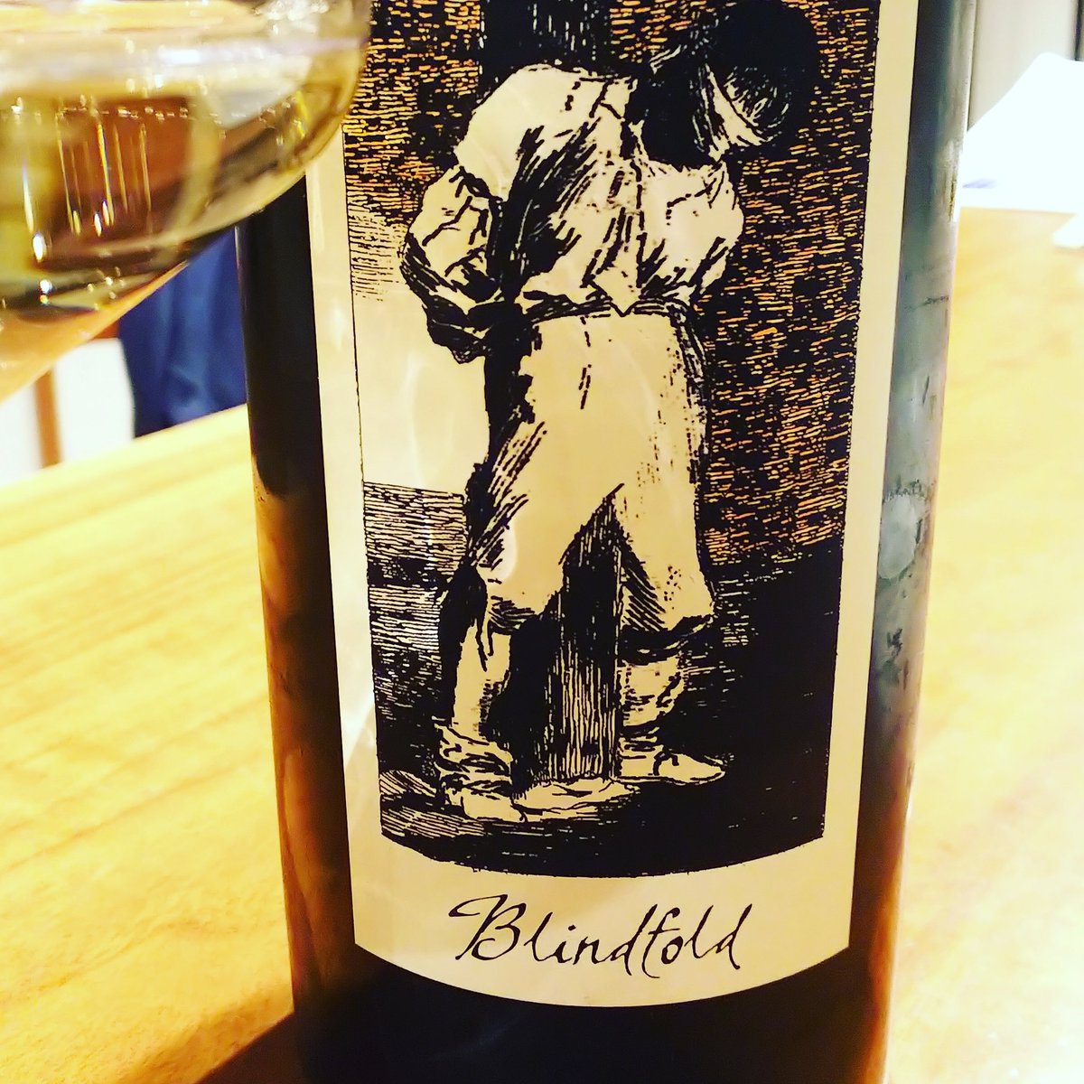kendostriker's tweet photo. 今日は蒸し蒸しするので白ワイン。Blindfold by the prisoner wine company.病みつきになるという意味のラベルらしい。
#Calwine #calwines #Blindfold https://t.co/LrENJZhdnU