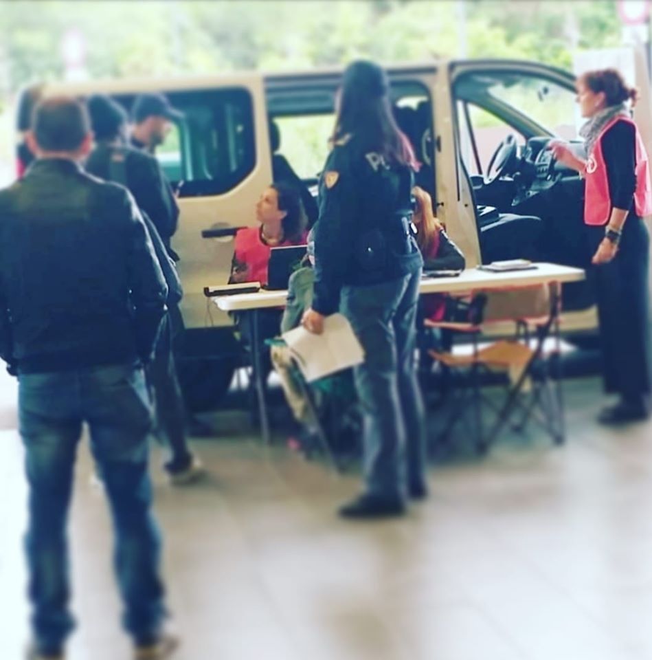 Succede che la polizia arrivi in massa a provocare e minacciare le nostre attiviste che fanno sportello legale. 
Succede che un uomo piccolo, in divisa, mentre se ne va, si metta le mani sul "pacco" insultando le ragazze.

Qui quello che è successo ieri 👇
facebook.com/BaobabExperien…