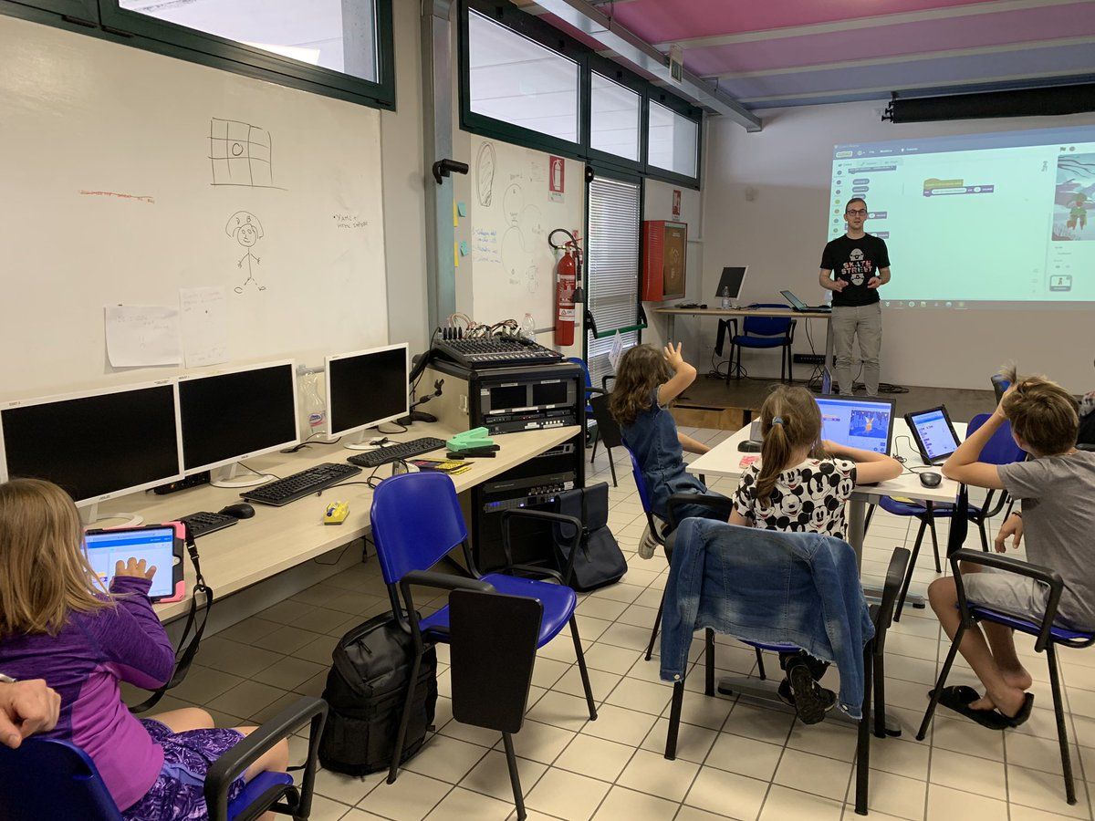 coderdojopd's tweet image. Ultimo entusiasmante evento prima della pausa estiva 😀 😀 😀 
con #CoderDojoPD al #TalentLAB