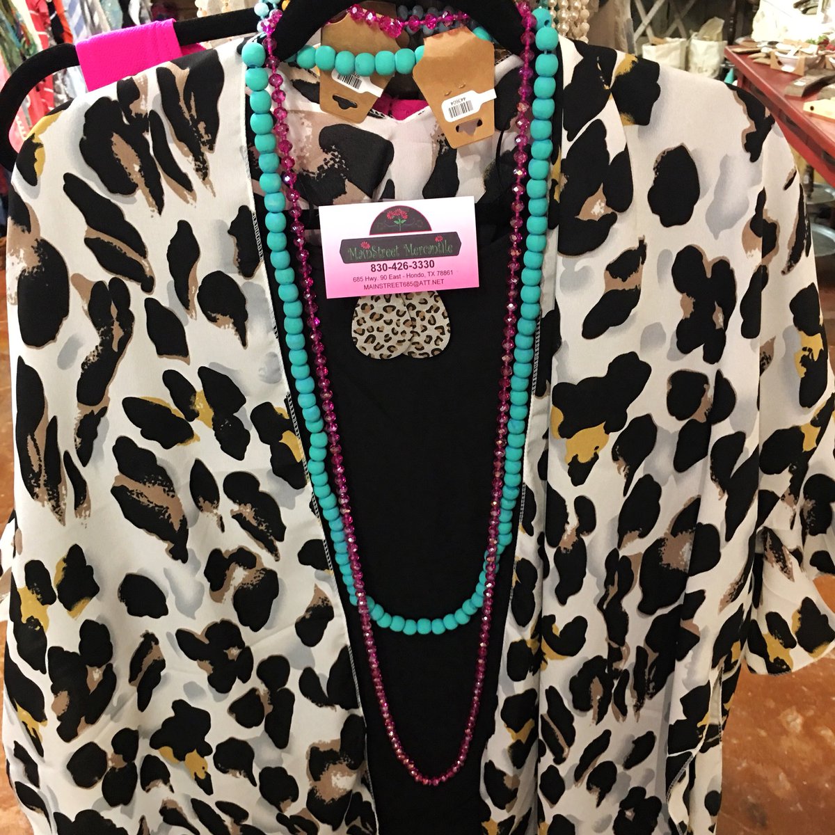 Meow! This on trend leopard kimono has ruffle sleeves and is ready for a long weekend 🖤#effortlessStyle #fashionista #effortlesschic #styleinspiration #visualcrush #wiwt #wearitliveit #instastyle #ShopGreatGifts #HondoTx #mSmHondo