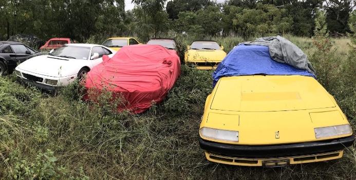 Como uma coleção com 11 Ferraris foi abandonada em um terreno baldio uol.page.link/xejTU #PraCegoVer #PraTodosVerem Foto de ao menos 11 Ferraris em terreno baldio