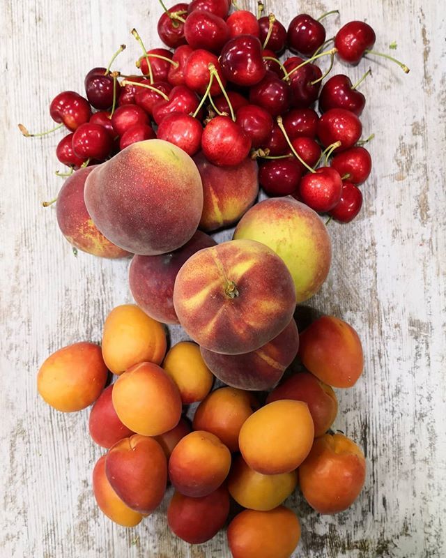 LaServiTeca's tweet photo. Portem l'Empordà a Mataró!!!🍒🍑🍒🍑
.
.
#somteca #tecabona #healthyfood #fruitadestiu #cireres🍒 #albercocs #pressecs #emporda #quebotot https://t.co/UEIzfeRpQC https://t.co/Ftr4vTa3C8