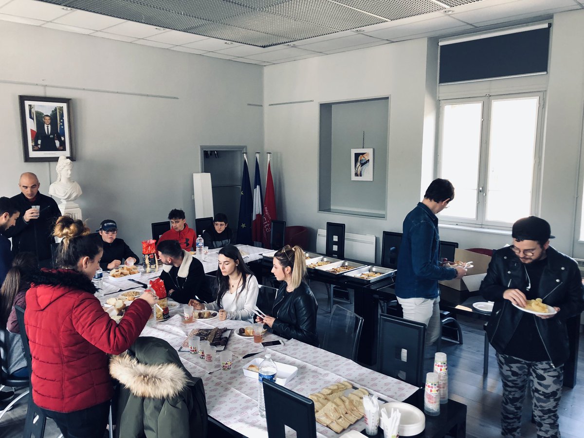 Interbev_Oc's tweet image. #madeinviande #interbev #laviande Repas  convivial préparé par Philippe FERRE. C est aussi ca les rencontres #MadeinViande