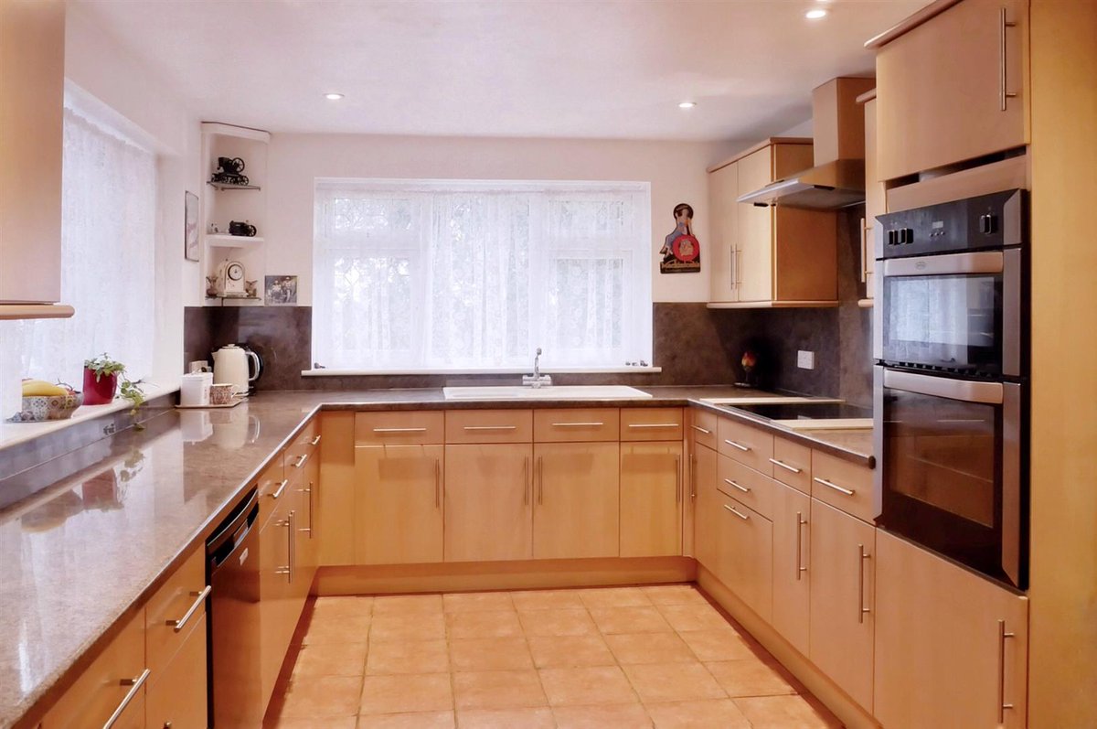 Detached chalet style house in a favoured semi rural location. The property benefits from spacious and versatile accommodation together with secluded gardens and superb rural views.simswilliams.co.uk/property/resid… #featuredproperty #forsale #walberton