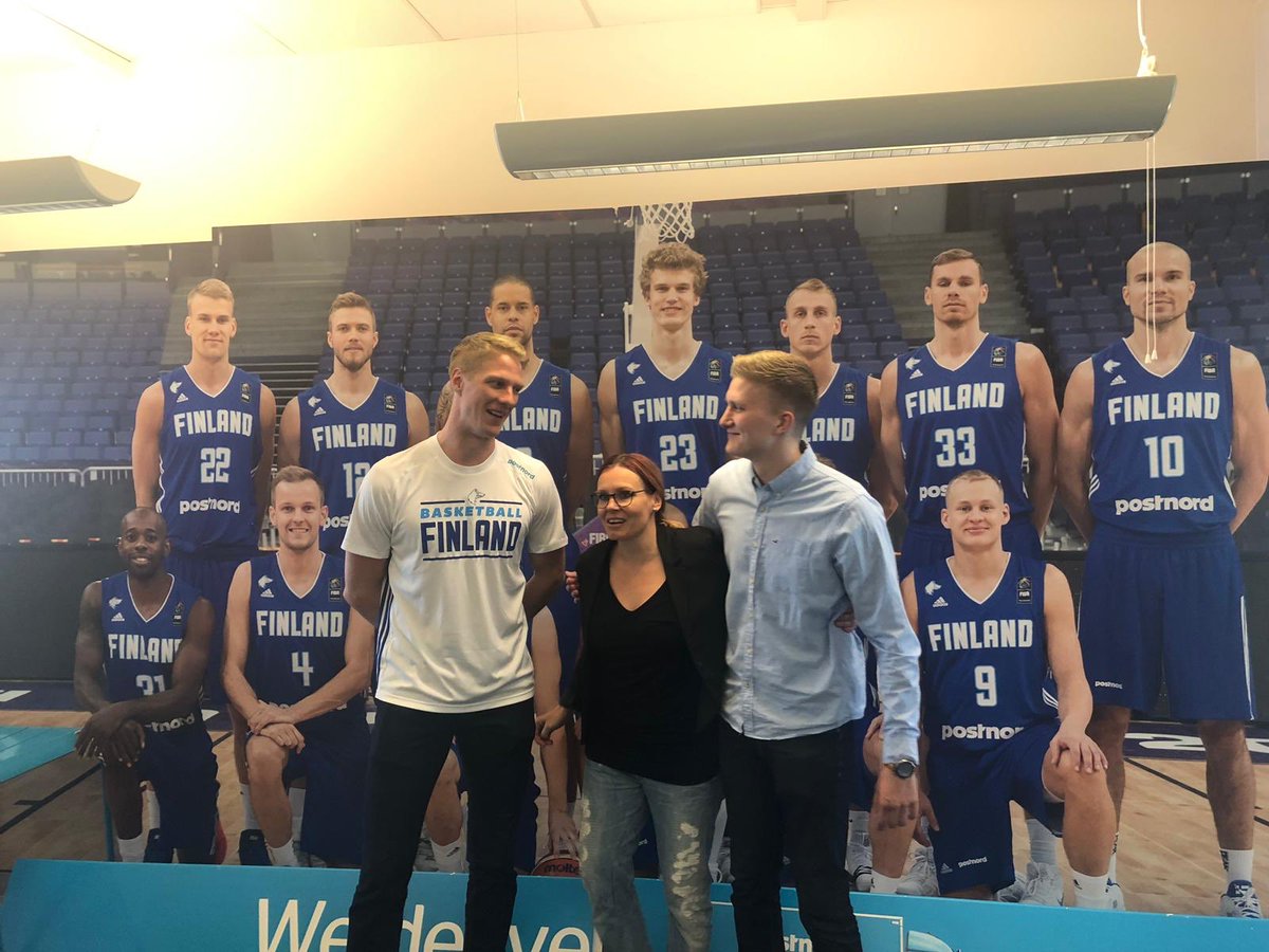 Jos en olis meillä töissä, niin nyt haluaisin olla. Vuosituhannen henkilöstöpäivä lanseerattu rautaisten ammattilaisten kesken! Juhokin oli siellä! 😁 No ei vaan, <a href="/JNeponen/">Juho Nenonen</a> varasti taas koko shown! Ja hyvä niin! ❤️<a href="/PostNordFinland/">Postnord</a> <a href="/SportspotSuomi/">Sportspot Suomi</a> <a href="/laurilajussi/">Jussi Laurila</a>  <a href="/JaniPiipari/">Jani Piipari</a>