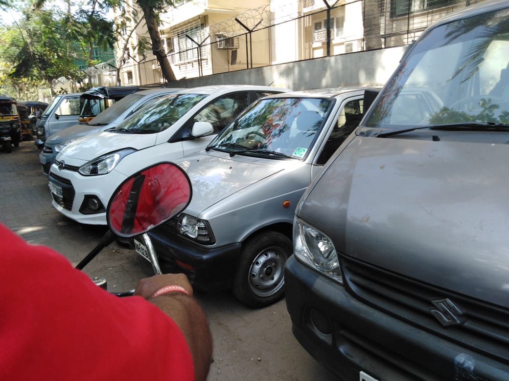ravneet_77's tweet photo. @MumbaiPolice @MumbaiMirror @MCGM_BMC, @Dev_Fadnavis #khataara #operationKhataara Autos &amp; Cars laterally parked for months have disrupted the flow of traffic in Hira Buwa Gawde Marg, Juhu Koliwada, Santacruz W, Mumbai 49 . Such vehicles are parked in the entire lane. Pls Help https://t.co/EPd1sT15o2