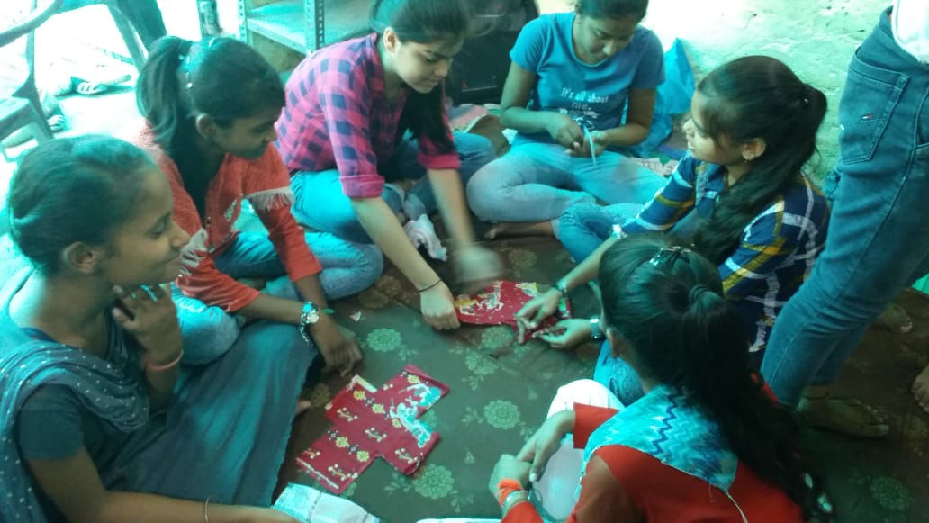 MamtaHIMC's tweet image. #MenstrualHygieneDay : Girls learning to make reusable /cost-effective sanitary napkins under #ProjectUday being implemented with the support of @HCL_Foundation in #Noida, #UttarPradesh 
#MenstruationMatters #SafePeriods 
@NidhiPundhir08 @ChakravartyAyan