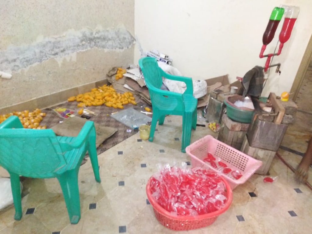 dcislamabad's tweet photo. ADC @bilawalsaif and DD Food Mr. Iqbal Yousaf sealed Juice factory for using misbranded juice products.Owner of factory is arrested and FIR registered in thana Khanapul. Bakers factory snam chowk and Hamd Foods Lehtrar is also sealed due to unhygienic condition &amp; expired items https://t.co/6blVrCp6Lm