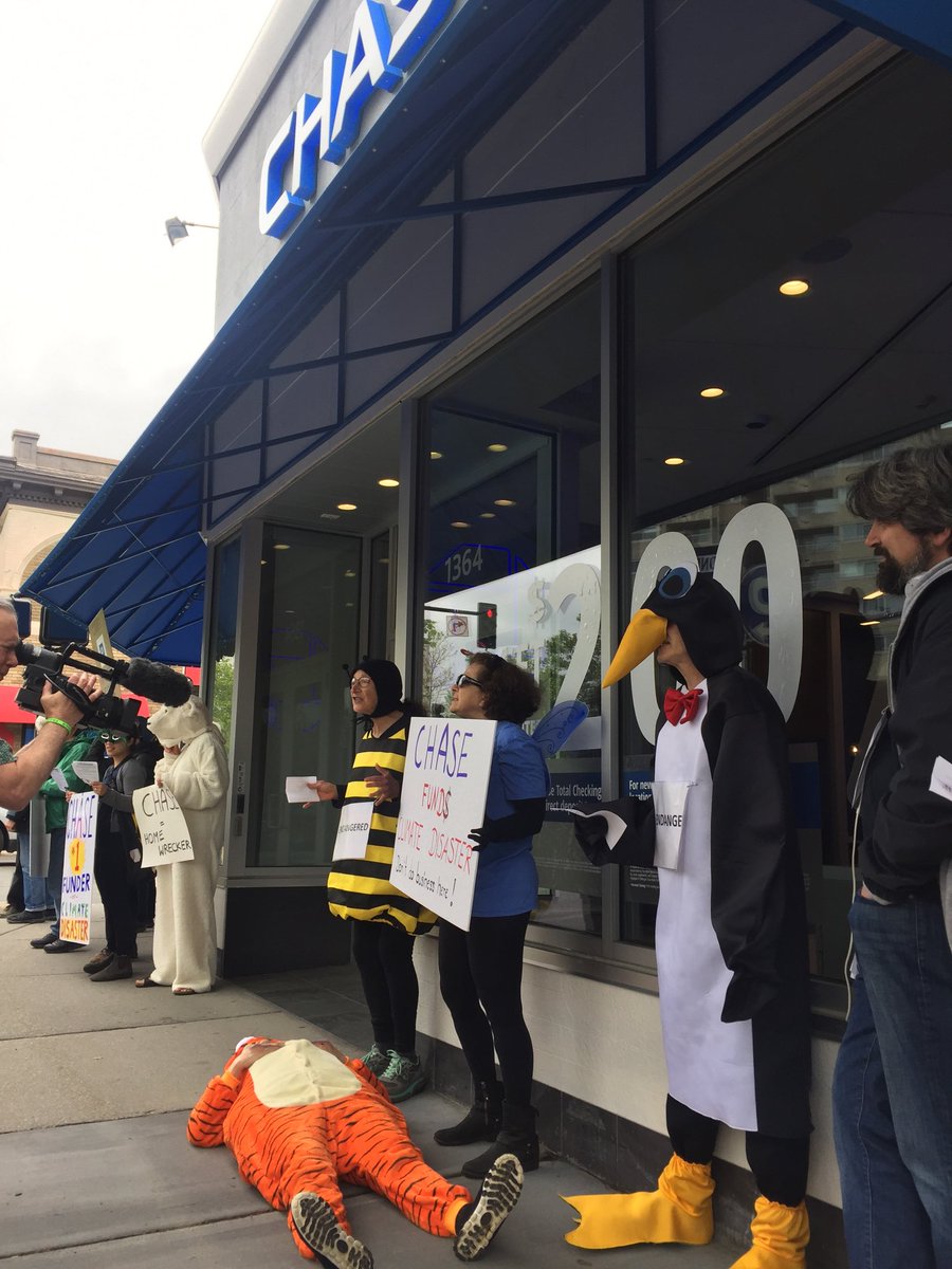 350MassAct's tweet photo. HAPPENING NOW: Organizers with 350Mass Action targeting @Chase Bank & its role in the 6th Mass Extinction
In Brookline MA
#DefundDisaster
#ShutDownChase https://t.co/ICbwOfe3bD