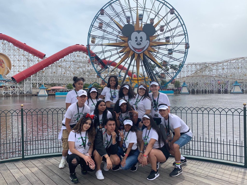 GradBashSquad's tweet image. Grad Bash at Universal Studios Grad Night! Gonna be Lit! Having fun before college and our highschool chapter ends! Great memories make memorable stories! 💙💛💚❤#MeetMarshmelloUniversal #classof2019 #gradbash2k19 #gradbash #graduates #friends Universal Studios Hollywood