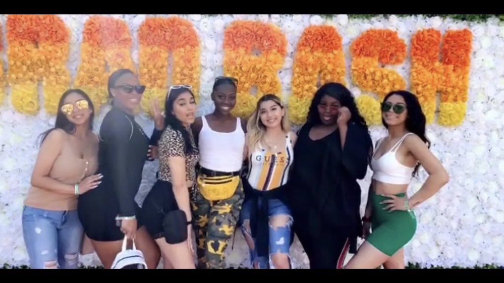 GradBashSquad's tweet image. Grad Bash at Universal Studios Grad Night! Gonna be Lit! Having fun before college and our highschool chapter ends! Great memories make memorable stories! 💙💛💚❤#MeetMarshmelloUniversal #classof2019 #gradbash2k19 #gradbash #graduates #friends Universal Studios Hollywood