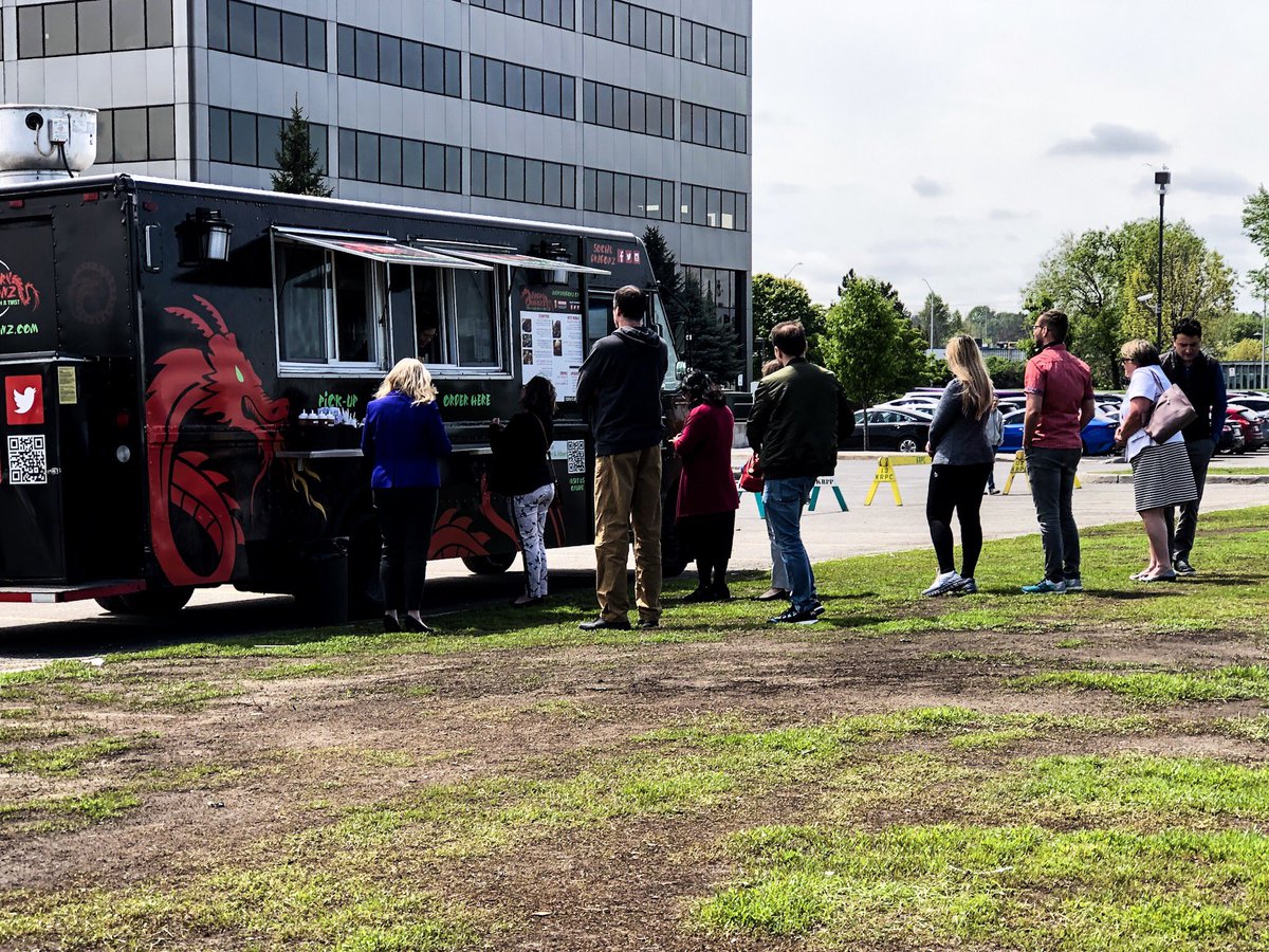 KanataNorthBA's tweet photo. Hey, #Kanata! 👋

We’re hanging out at the #CommunityHub, and the sun has decided to make an appearance! ☀️ 

We’ll be here until 1:30, so join us for some great eats from @Angrydragonz and @BigDsDogHouse (and some fantastic live music!)🕺 https://t.co/tZfy8aZI32