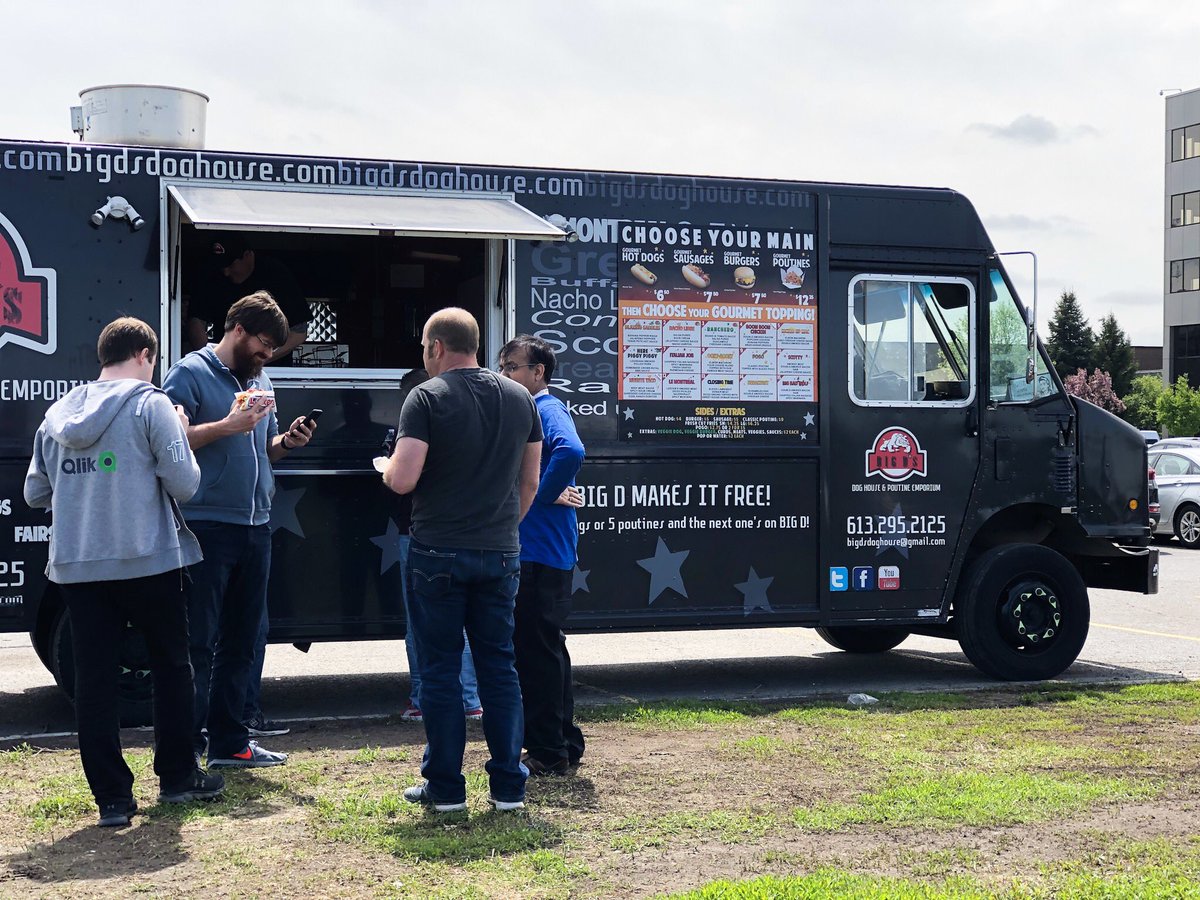 KanataNorthBA's tweet photo. Hey, #Kanata! 👋

We’re hanging out at the #CommunityHub, and the sun has decided to make an appearance! ☀️ 

We’ll be here until 1:30, so join us for some great eats from @Angrydragonz and @BigDsDogHouse (and some fantastic live music!)🕺 https://t.co/tZfy8aZI32