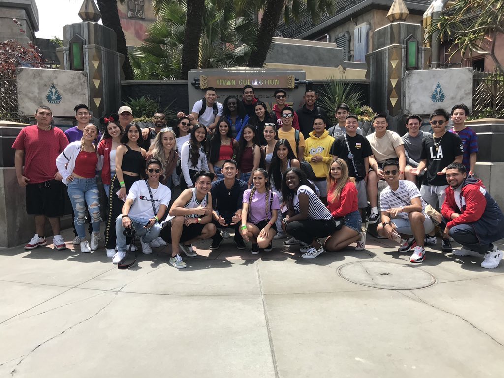 GradBashSquad's tweet image. Grad Bash at Universal Studios Grad Night! Gonna be Lit! Having fun before college and our highschool chapter ends! Great memories make memorable stories! 💙💛💚❤#MeetMarshmelloUniversal #classof2019 #gradbash2k19 #gradbash #graduates #friends Universal Studios Hollywood